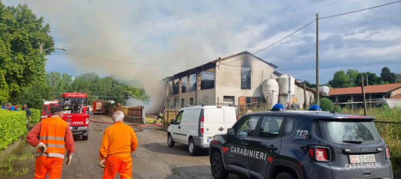 Fienile distrutto da un incendio a Castelletto Merli